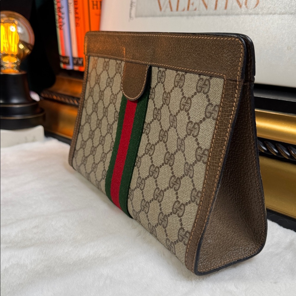 Vintage Gucci leather clutch bag.